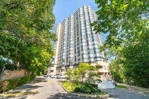 Opportunity knocks, so open the door to this fabulous layout over looking Humber River Recreation Trails and Park.