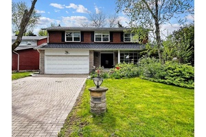 Stunning Home in a Sought After Neighbourhood !