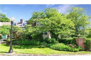 Spacious Duplex with Flexible Layout and Private Entry in the Edgemont School District This rarely available 1, 600 sq ft ground floor duplex offers generous living space, versatile room configurations, ...