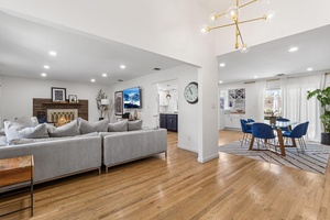 WOWZA ! This decorator's dream can now become your reality.