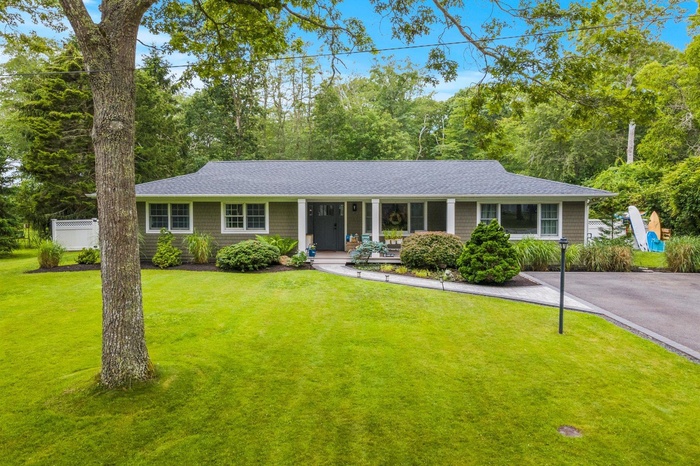 Ranch-style home with a front porch