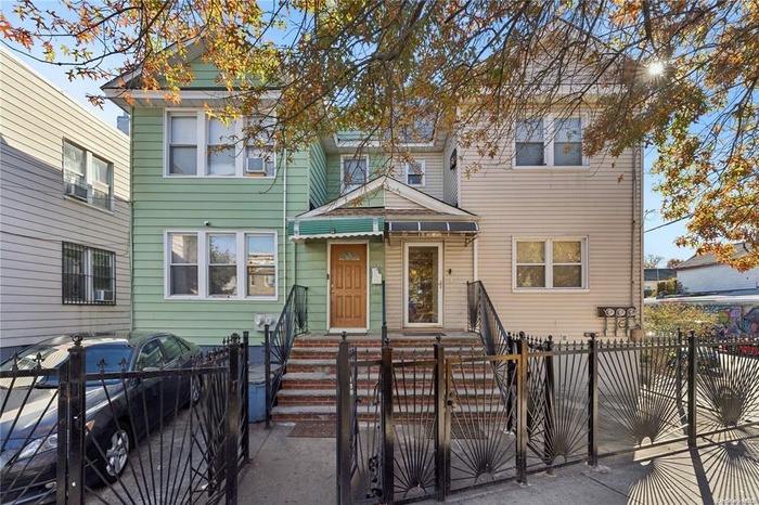 View of front of house featuring a fenced front yard