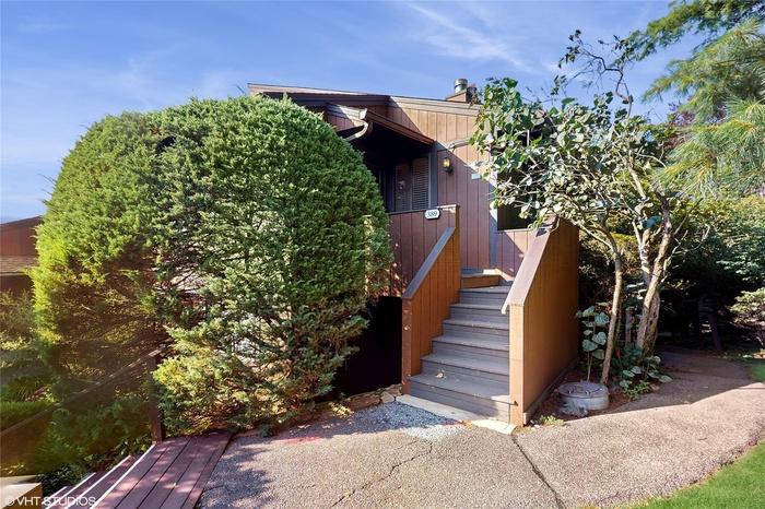 View of home's exterior