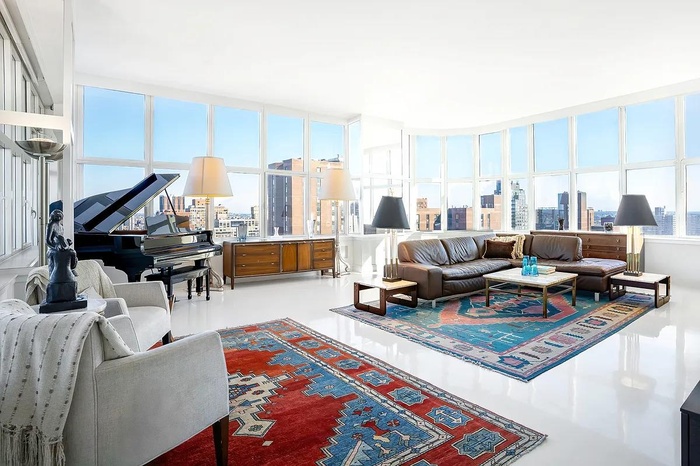 Living area featuring a skyline view