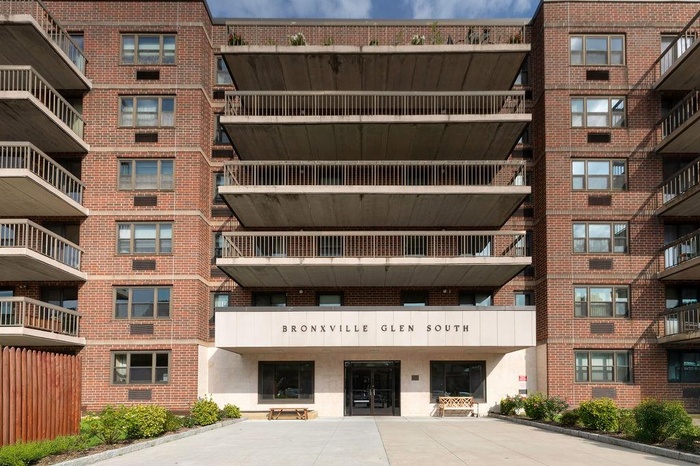 View of apartment building / complex