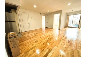 Duplex condominium w 2 separate Entrance, Locate at Center of the Corona, 5 min walking Short Distance To 7 Train Station, Near All shopping amp ; restaurants, the Unit In ...