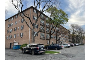 This charming one bedroom Junior 4 condominium at Consulate on the Park offers a comfortable and convenient lifestyle.