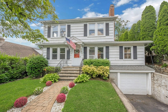 Battle Hill Colonial with great curb appeal