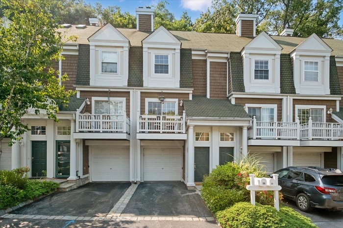 Welcome to Wyndcrest, a desirable townhome community in the Village of Briarcliff Manor!