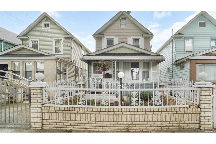 View of front of house with covered porch and a fenced front yard