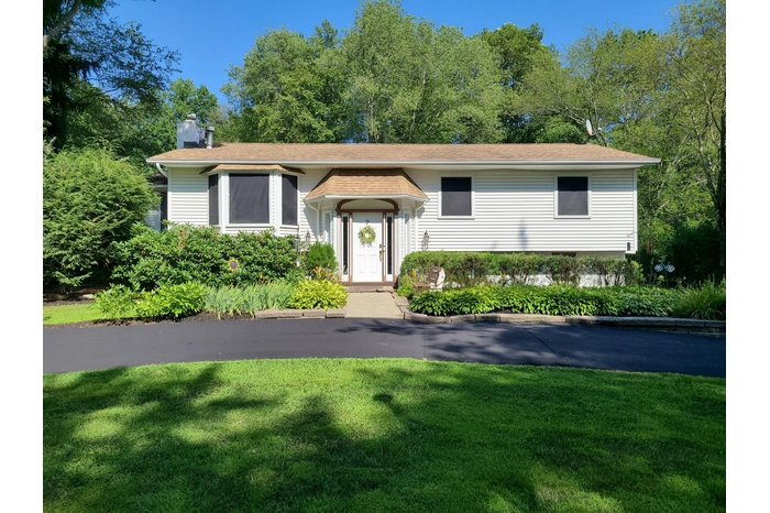 Bi-level home with a Circular Drive