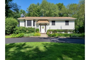 86 Overhill Road is a bi level home located in the Shaker Heights neighborhood of Stormville.
