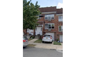 Bright nice maintaned 2 family condo house in Bayside area.