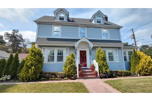 Beautiful extra large detached single family house sitting on a 5500 sqft lot in the most desired location in Saint Albans.