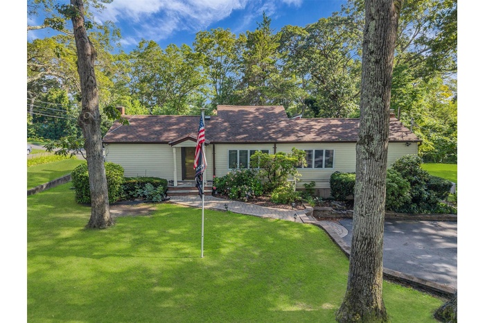 View of front facade with a front lawn