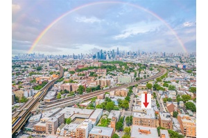 Exquisite One Bedroom Apartment in Woodside !