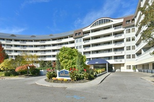 Welcome to this Sun Drenched 1 Bedroom 1.