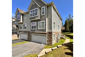 Are you ready to move ? Come see this luxury townhouse before it's too late !