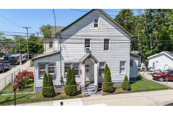 View of front of home featuring a fenced front yard