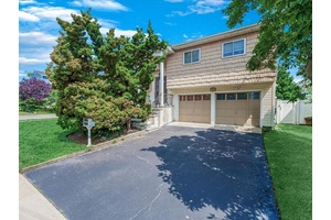 Don t miss this spacious 5 bedroom, 2 bathroom hi ranch situated on a sought after corner lot in Freeport.