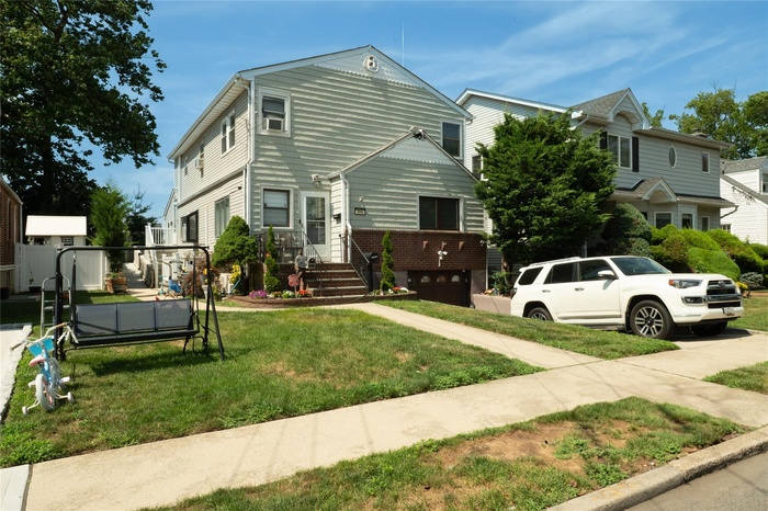 View of front facade with a front yard