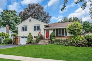 This 3 bedroom, 2. 5 bathroom split offers a fantastic opportunity in the Syosset School District.