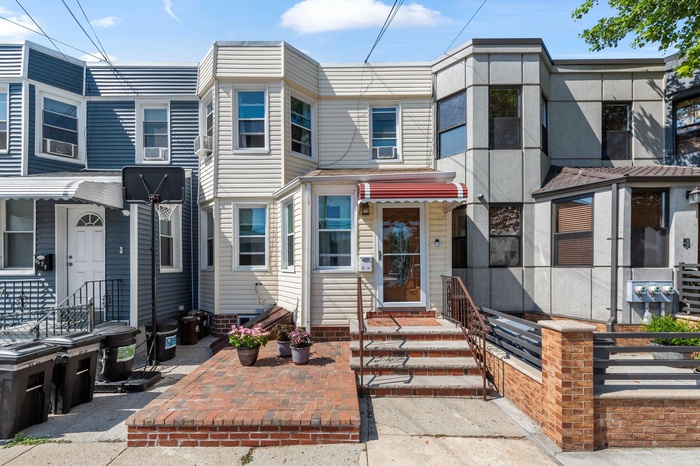 View of front of home with entry steps