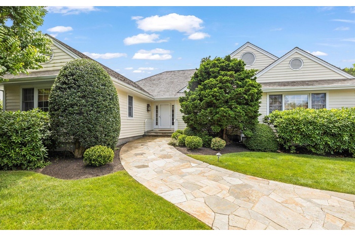 View of front of home featuring a front yard