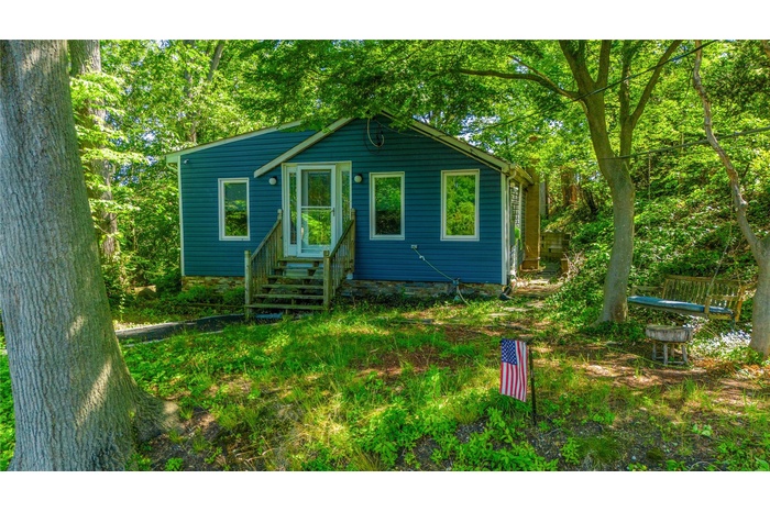 View of front of home with entry steps