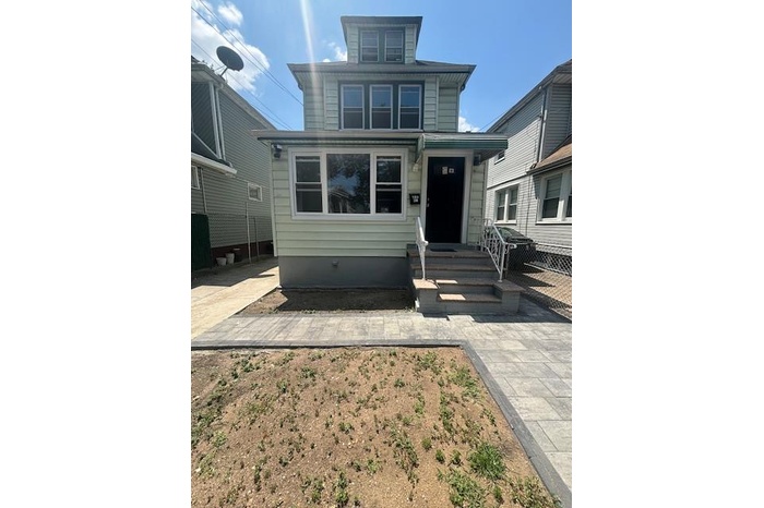 American foursquare style home featuring entry steps