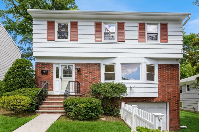 Welcome to 105 Sprague Rd in Scarsdale!