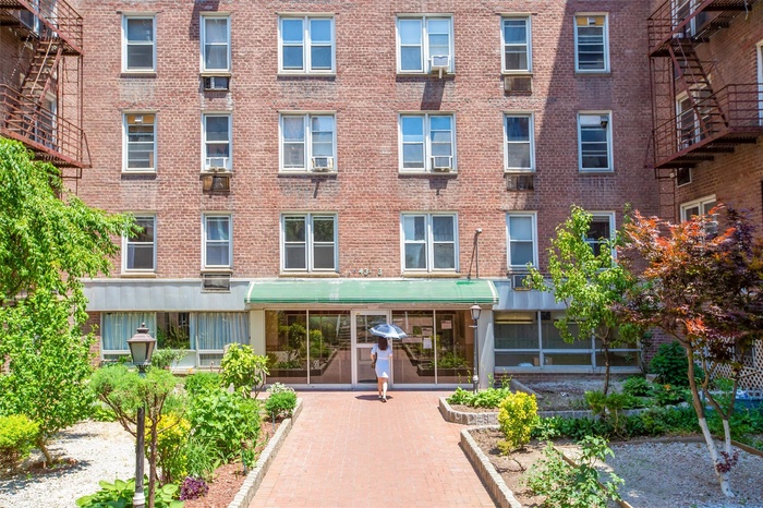 View of apartment building / complex