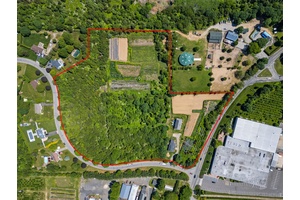 Discover a rare blend of pastoral tranquility and entrepreneurial potential !