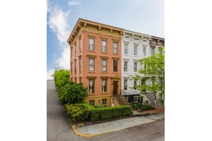 Welcome to Winslowe Townhouse, a stately brick residence dating back to 1842, set on one of Hudson s most picturesque parks.