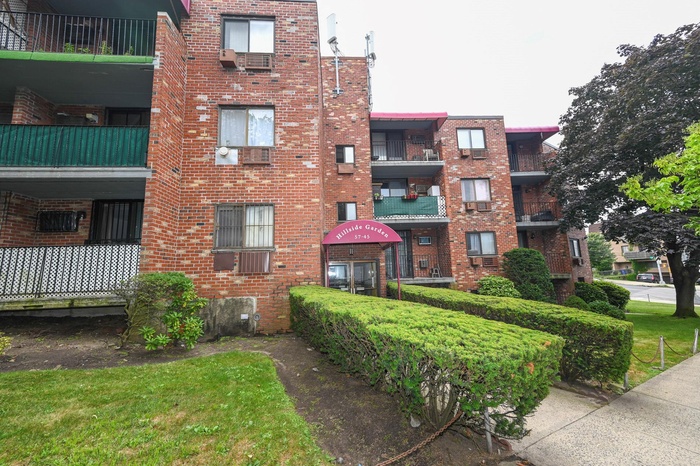 View of apartment building / complex