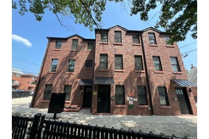 Flushing prime location young condo built 2019 still have RE tax abatement.