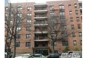 Well maintained building in downtown Flushing, close to all, walk to 7 train, LIRR, buses, shops, supermarkets, banks, Post office, Queens botanical garden.