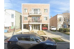 Beautiful 2 Bed, 2 Bath Condo in prime Corona Location.