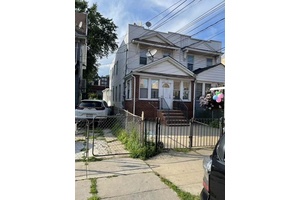 House For Sale. Close to Train Station A, E, J, Z, 5 8 minutes.