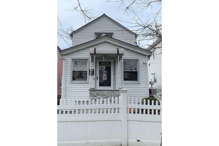 View of front of property featuring a fenced front yard