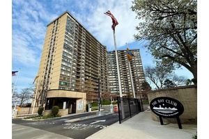 This Newly Updated Luxury One Bedroom Situated on the 17th Floor Boasts Spectacular Unobstructed Water Views from Every Room.