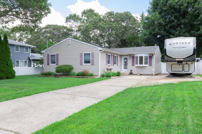 Ranch-style house featuring concrete driveway and entry steps