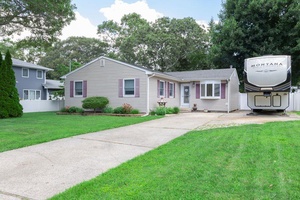 Welcome to this sought after Manor Park neighborhood in the ESM School District.