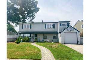 This beautiful colonial style house is located in the prime location of Levittown.
