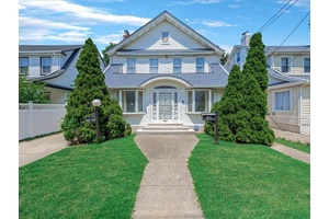 Welcome to this stunning 3 bed, 3 bath home in Saint Albans !