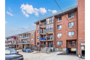 Flushing beautiful 2 bedrooms condo with 1 bathrooms about 609 soft.