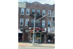 Beautiful 7 Unit Mixed Use Building for Sale !