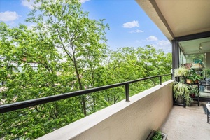 Welcome to this spacious two bedroom apartment in the desirable Le Havre community of Beechhurst.