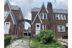 Freshly Painted Whole House In The Center Of Flushing For Rent, Next To The Golden Supermarket, Convenient For Shopping And Transportation, 1 Parking Spaces, One Car Garage, One Carport.