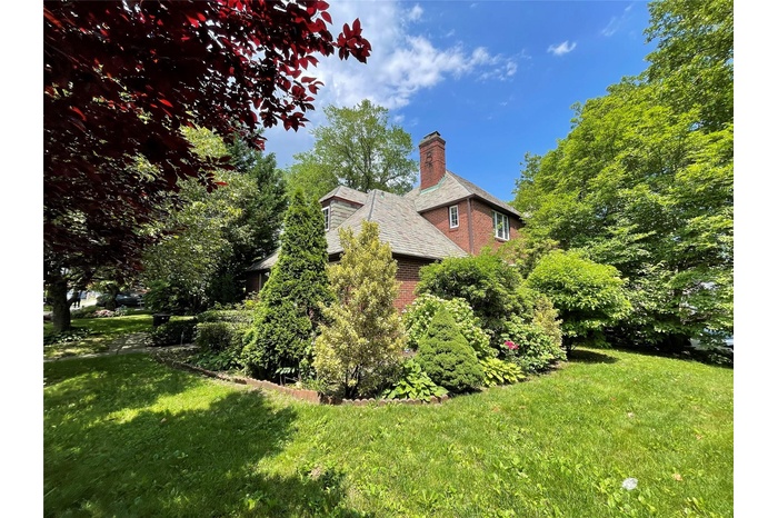 Front yard_view of green lawn